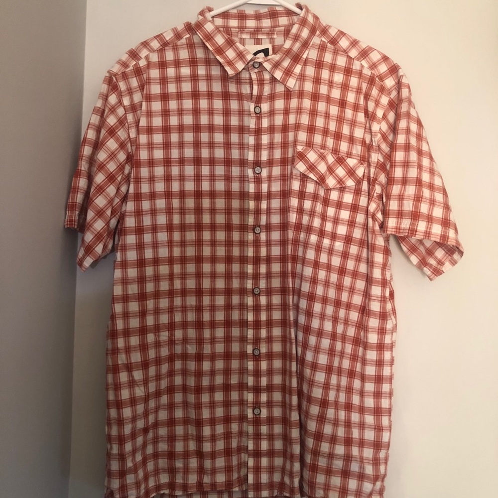 Men’s shirt sleeve button down shirt